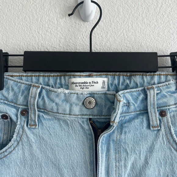 Abercrombie Curve Love 90’s Relaxed Jean - Picture 3 of 3